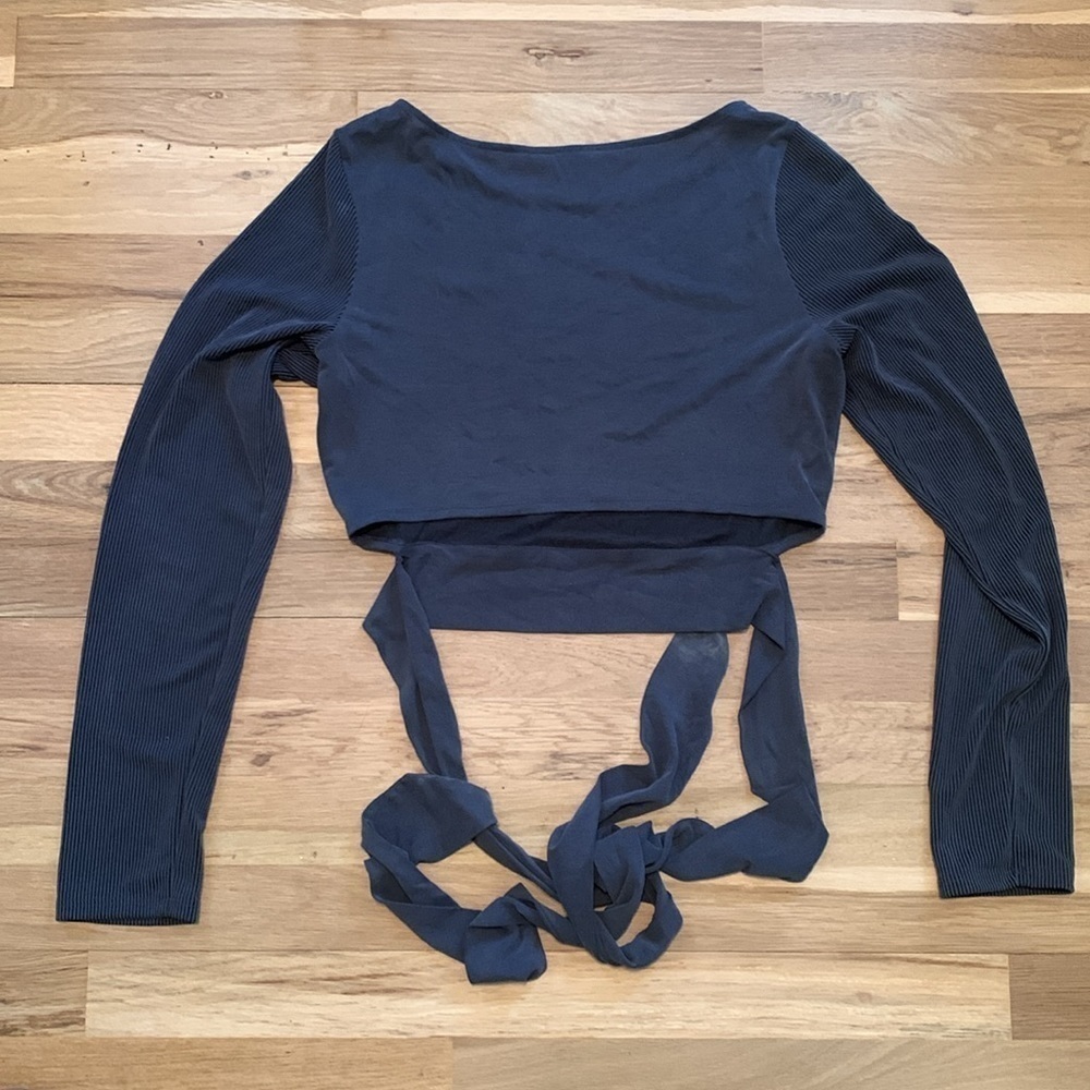 Victoria’s Secret Long Sleeve Cropped Wrap Around Tie Waist Shirt Women’s M - Picture 9 of 11